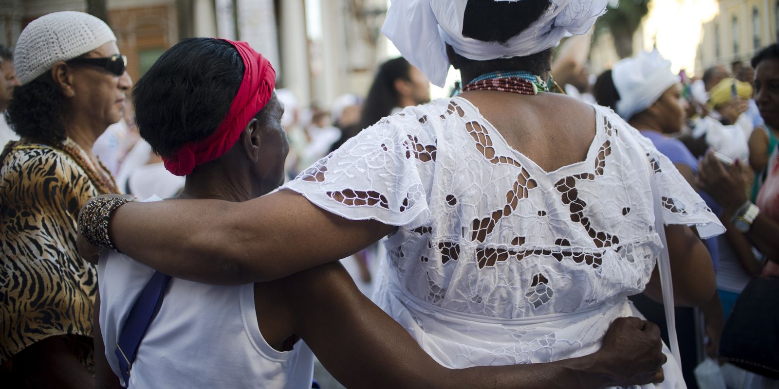 Capa: Ataques a símbolos religiosos reacendem debate sobre intolerância