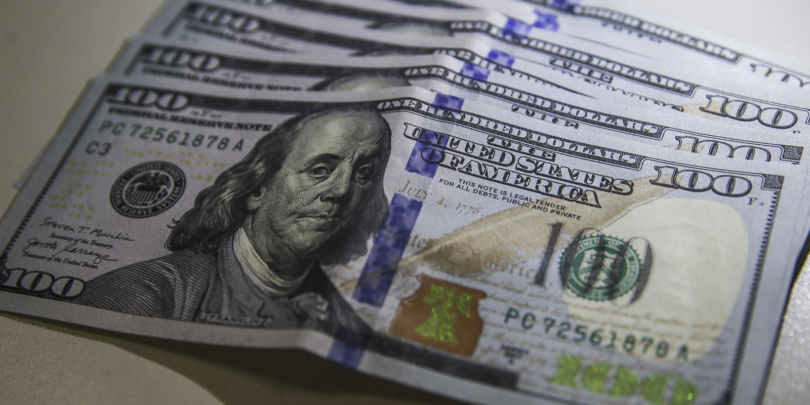 Capa: Dólar volta a R$ 5 com ambiente externo e ajuste pós-eleitoral