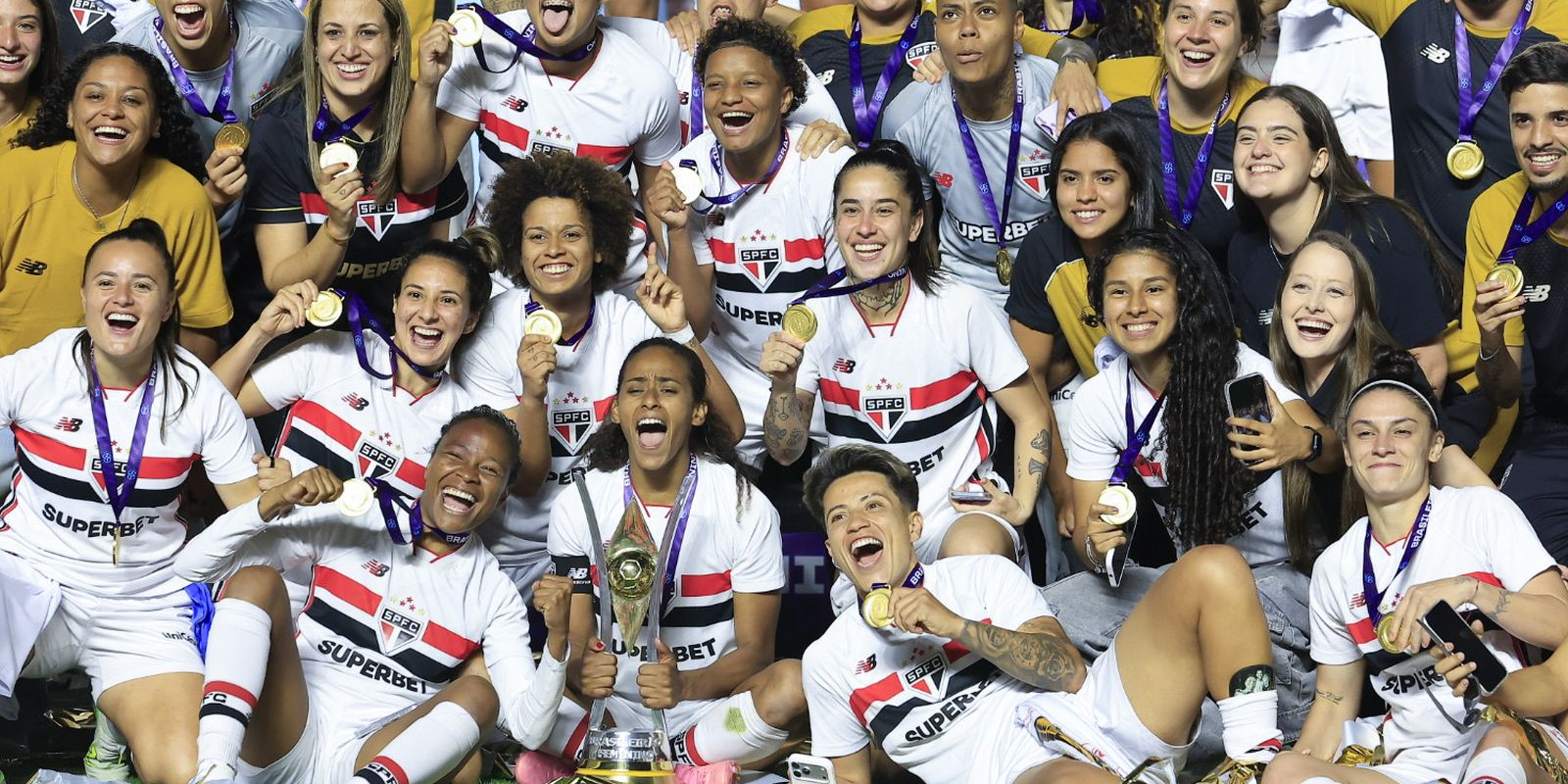 Capa: São Paulo segura Corinthians e é campeão brasileiro pela 1ª vez