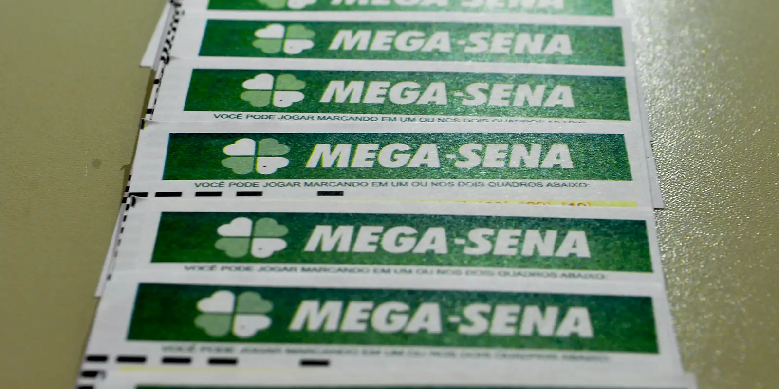 Capa: Mega-Sena acumula para R$ 100 milhões; confira os números sorteados