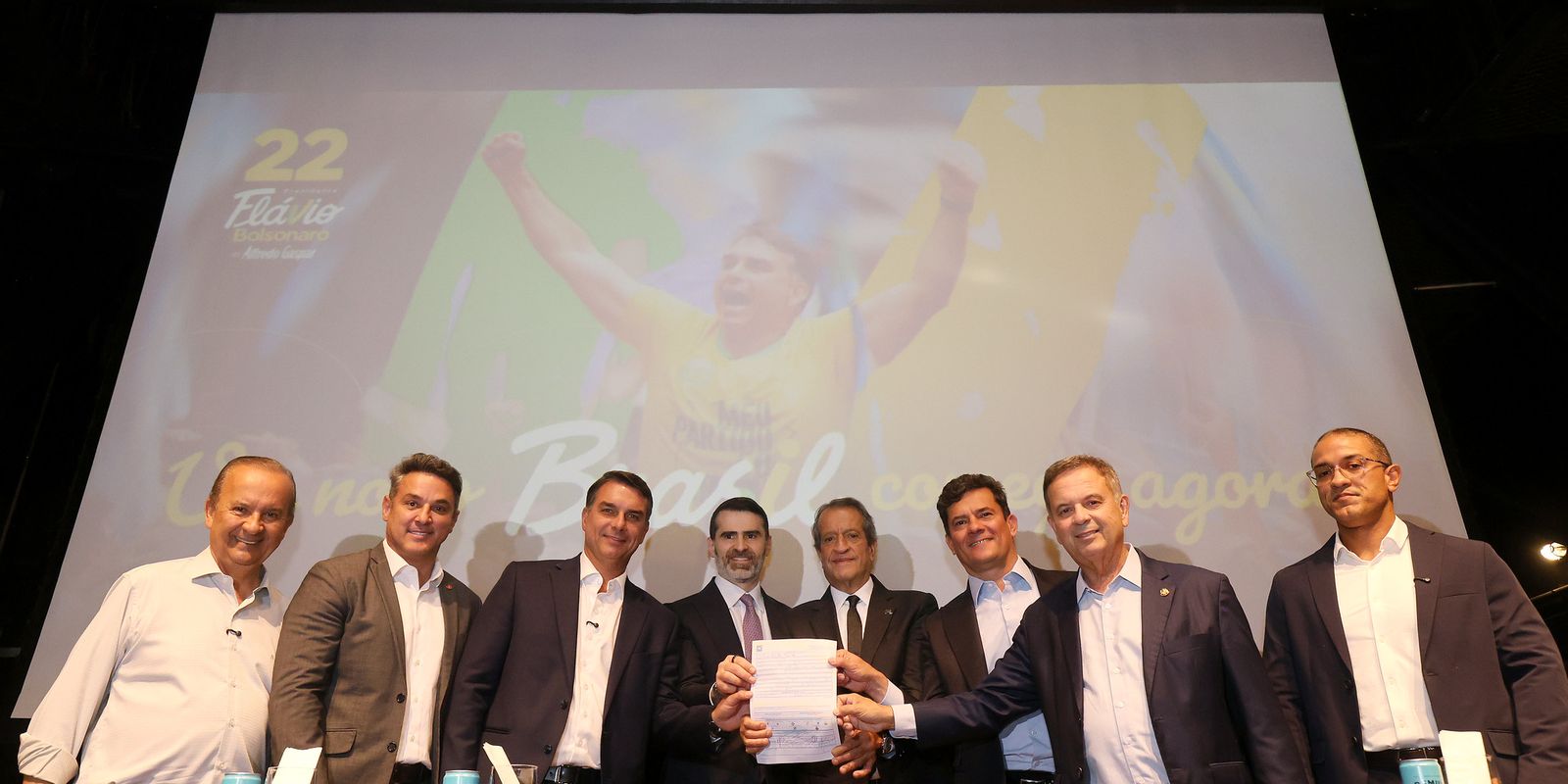 Capa: Flávio Bolsonaro recebe apoio de governadores eleitos e Cury