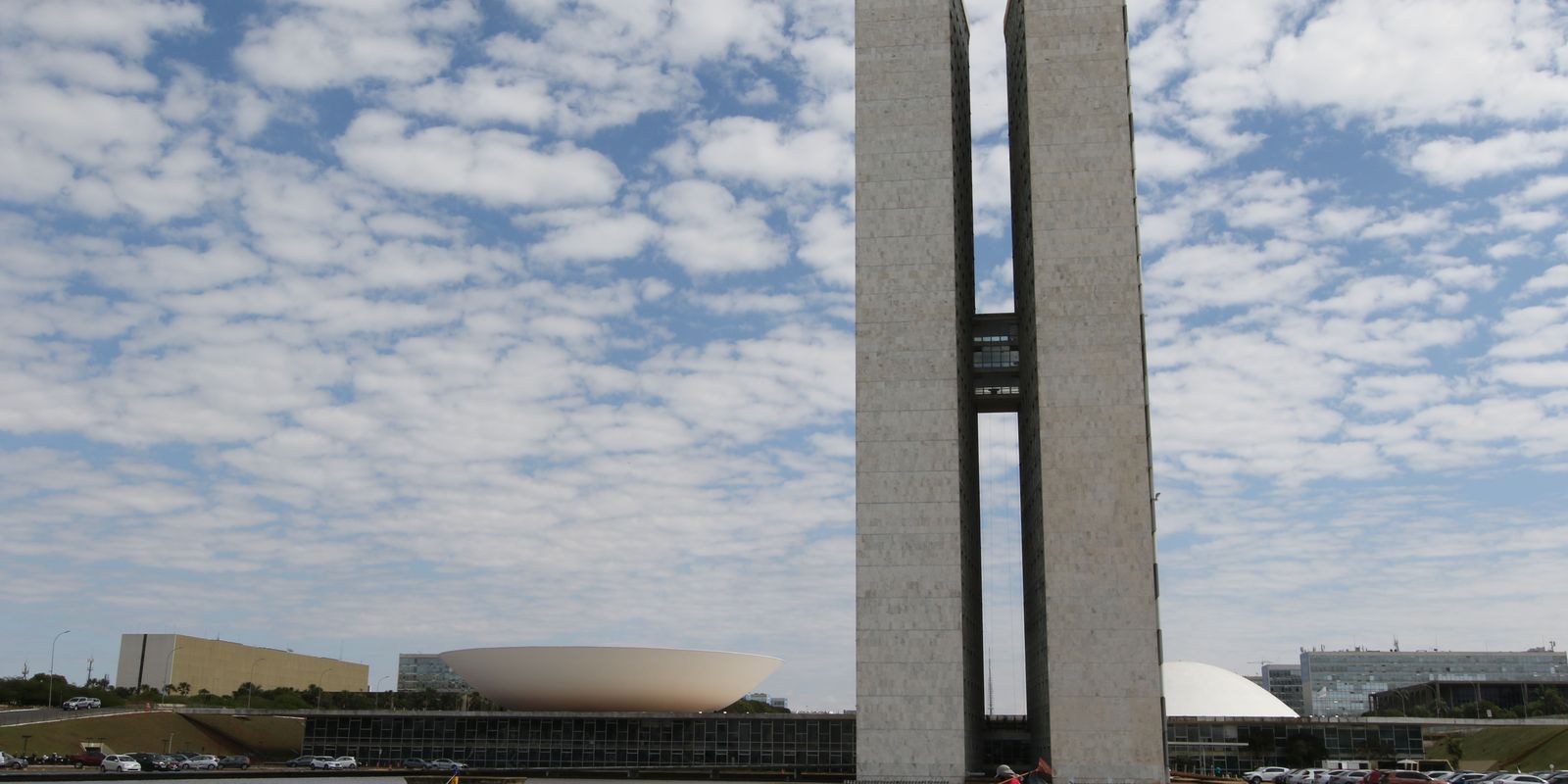 Capa: Presidente do Senado marca para segunda votação do fim da escala 6x1